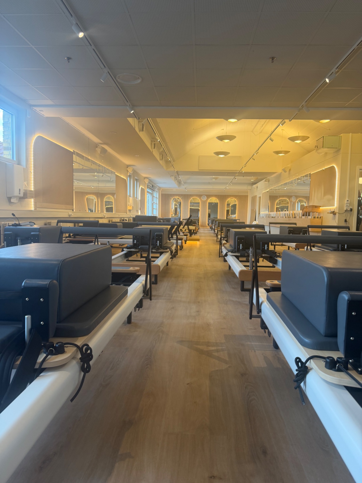 Rækker af reformer-maskiner i Energiis pilates-studie
